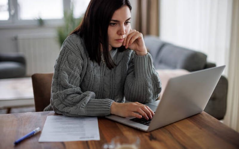 Vrouw die naar website kijkt op laptop